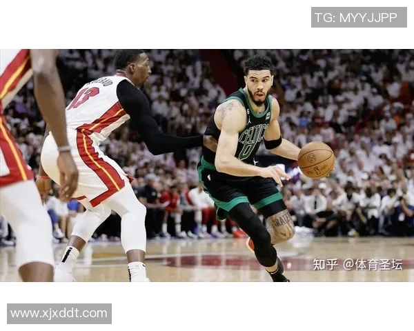 热火与凯尔特人激战正酣NBA季后赛精彩对决引发球迷热议 热火与凯尔特人激战正酣NBA季后赛精彩对决引发球迷热议